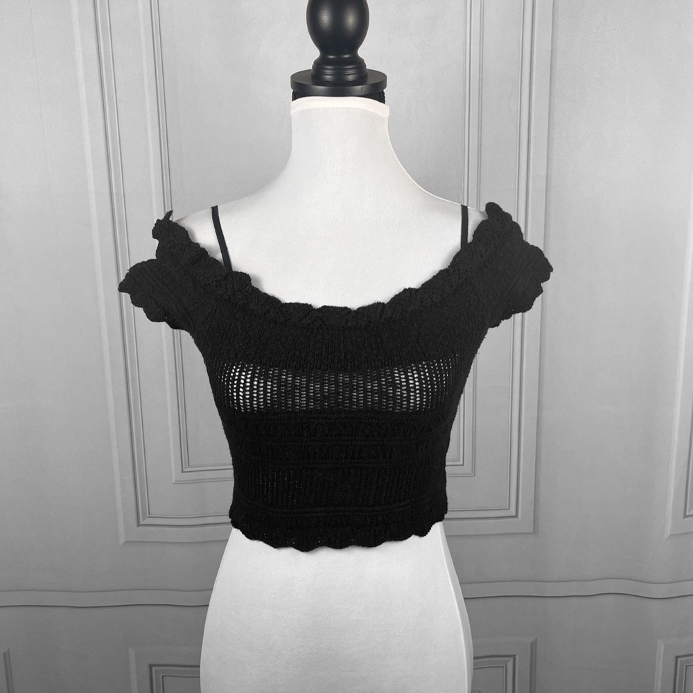 Black crocheted crop top 🖤
